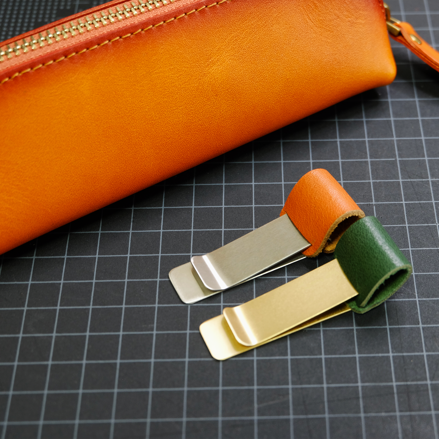 手帳向けレザーペンホルダー 手帳やメモ帳に取り付けできるレザー製ペンホルダー